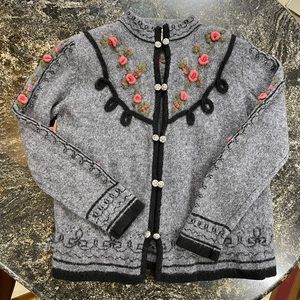 Beautiful wool sweater with flowers S/M